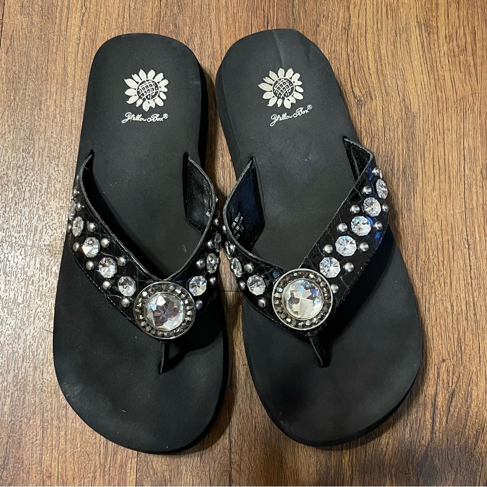 Yellow Box Flip Flops. Color: Black.  Size: 10